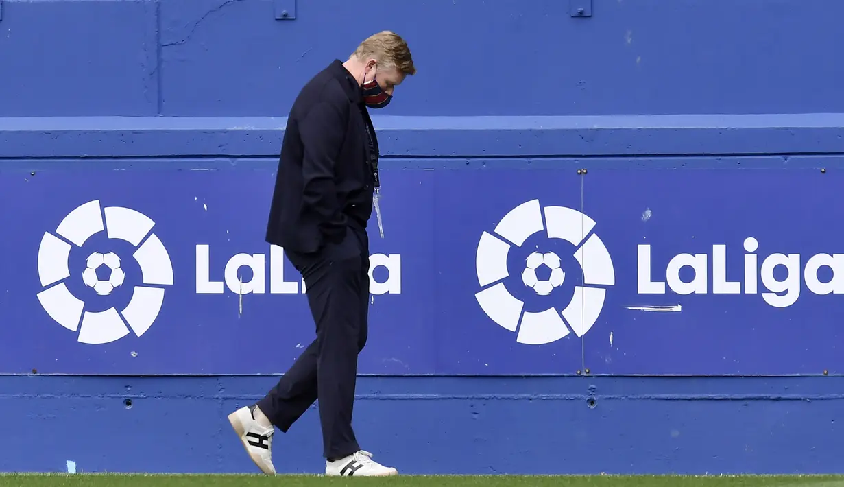 Petaka Suarez di Camp Nou terjadi saat kedatangan Ronald Koeman di Barcelona. Pelatih Belanda itu tidak memasukkan mantan striker Liverpool itu ke dalam skema taktiknya.(AP/Alvaro Barrientos)