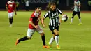 Marco Motta (Juventus - kanan) berebut bola dengan Esteban Vizcara (ISL All Stars) saat berlaga di Stadion GBK Jakarta, (6/8/2014). (Liputan6.com/Helmi Fithriansyah)