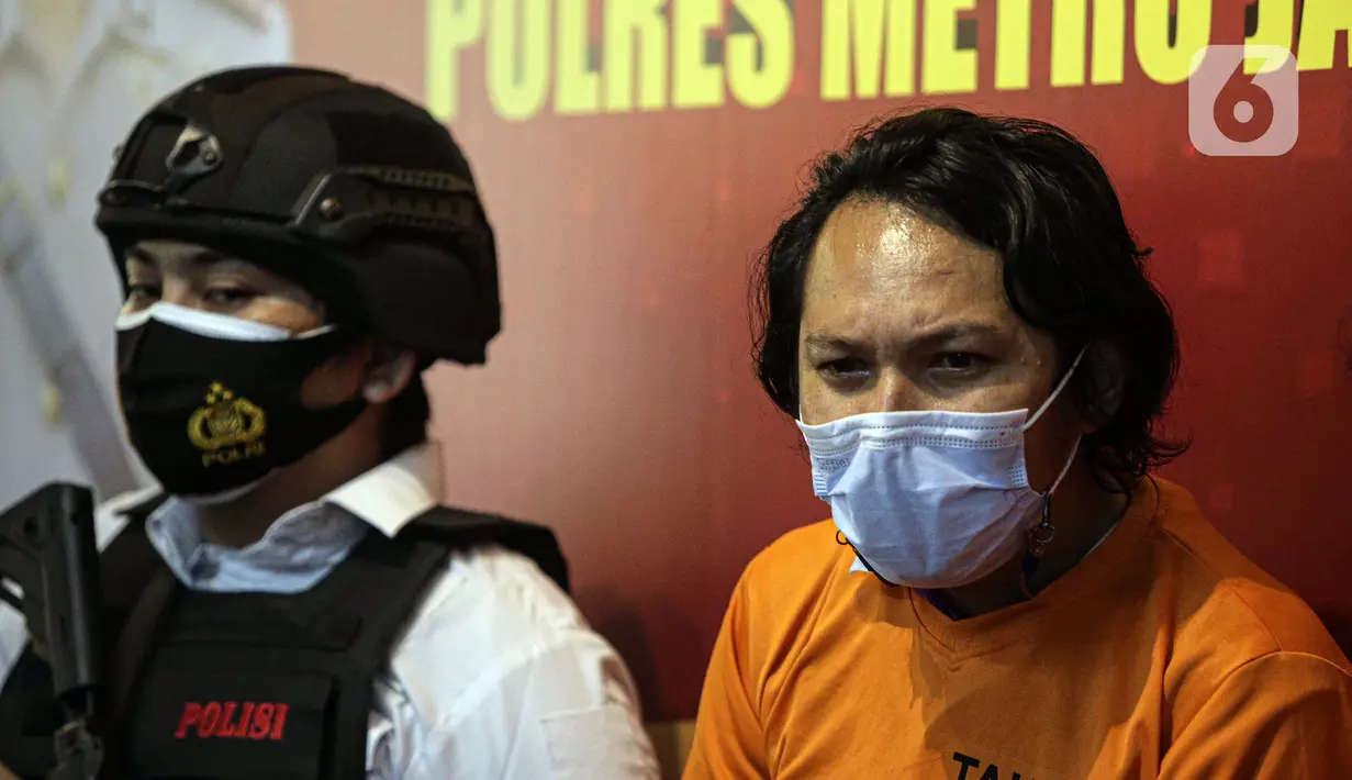 Vokalis grup band Deadsquad Daniel Mardhany (kanan) saat rilis kasus narkoba di Polres Jakarta Utara, Senin (3/5/2021). Kapolres Metro Jakarta Utara Kombes Pol Guruh Arif Darmawan mengatakan dalam penangkapan diamankan tembakau sintetis serta obat prohiper. (Liputan6.com/Faizal Fanani)