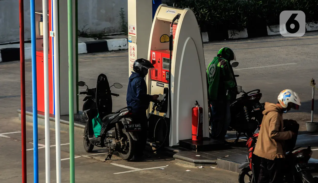Konsumen mengisi bensin secara mandiri (self service) di SPBU Kelapa Dua, Jakarta , Kamis (14/4/2022). Pemerintah memberi sinyal akan menaikkan harga Pertalite dan solar. Hal ini menjadi langkah pemerintah dalam menghadapi dampak kenaikan harga minyak mentah dunia. (Liputan6.com/Johan Tallo)