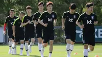 Pemain timnas Korea Selatan, Ki Sung-yueng (ketiga dari kanan) berlari dengan pemain lain selama sesi latihan untuk Piala Dunia 2018 di National Football Centre di Paju, Korea Selatan, Rabu (23/5). (AP Photo/Lee Jin-man)