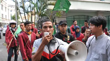 Ikatan Mahasiswa Muhammadiyah cabang Cirendeu menggelar aksi didepan kantor Wimar Witoelar, Jakarta, (20/6/14). (Liputan6.com/Johan Tallo)