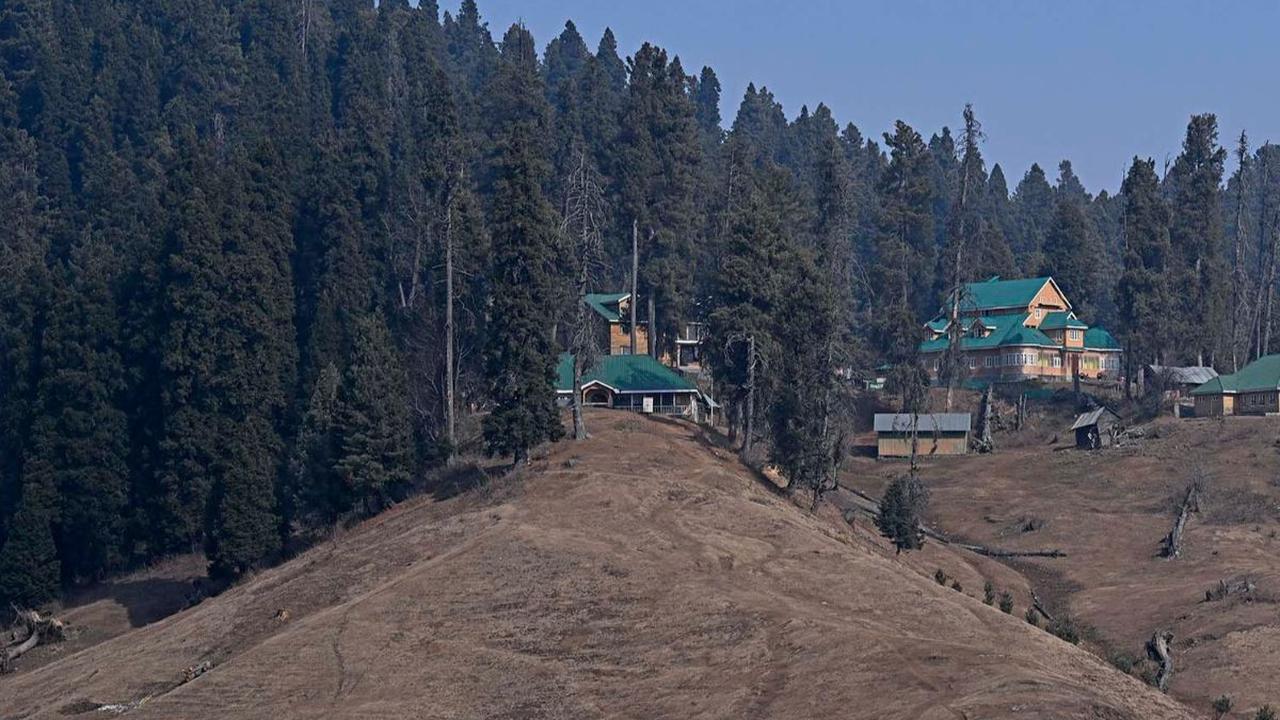 Perubahan iklim membuat musim dingin tak biasa terjadi di Gulmarg, sebuah kota dataran tinggi Himalaya di wilayah Kashmir, India. Hamparan salju putih yang kerap menyelimuti&nbsp;salah satu resor ski tertinggi di dunia tersebut kini tampak menghilang.