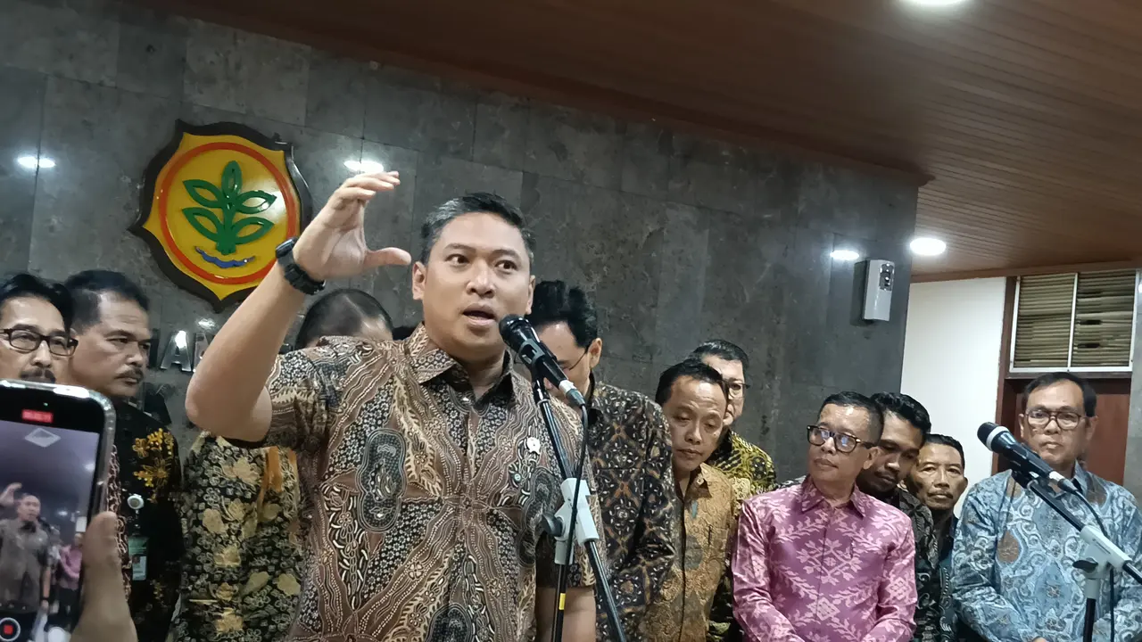 Wakil Menteri Pertanian (Wamentan) Sudaryono usai bertemu pengusaha dan petani sawit di Kantor Kementerian Pertanian (Kementan), Jakarta, Jumat (29/5/2026). (Liputan6.com/Maulandy)