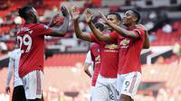 Para pemain Manchester United merayakan gol yang dicetak oleh Anthony Martial ke gawang Sheffield United pada laga Premier League di Stadion Old Trafford, Rabu (24/6/2020). Manchester United menang dengan skor 3-0. (AP/Michael Regan)