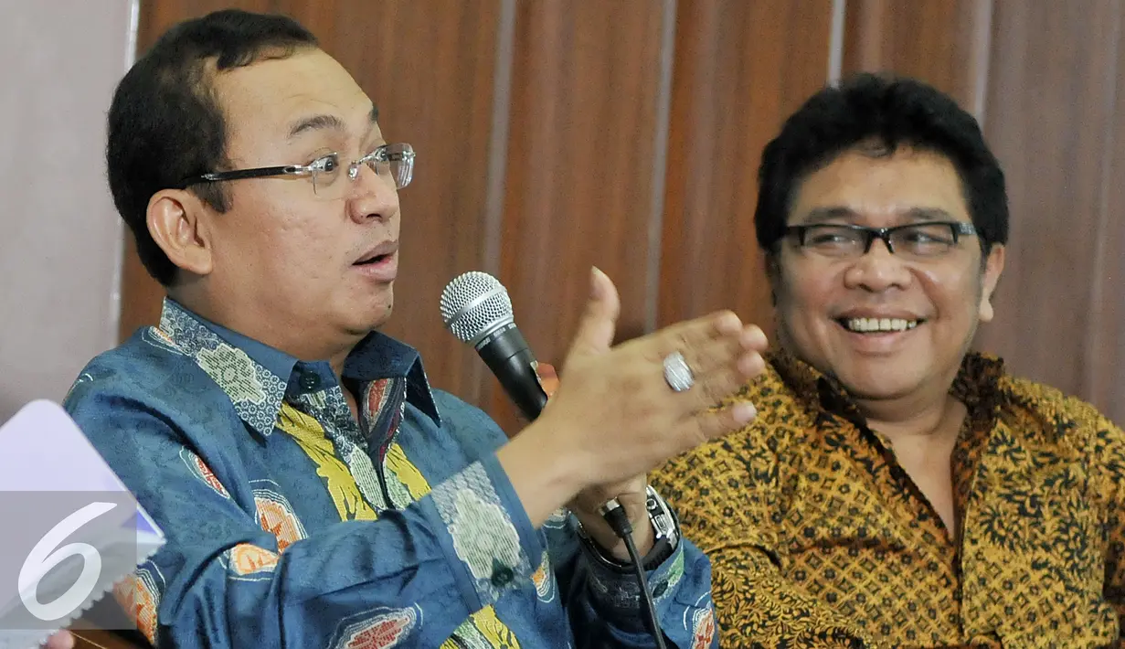 Waketum Partai Golkar hasil Munas Riau, Priyo Budi Santoso (kiri) saat menjadi pembicara saat Diskusi di Gedung Nusantara III DPR, Jakarta, Kamis (25/2). Diskusi ini mengangkat tema "Lika Liku Menuju Beringin 1". (Liputan6.com/Johan Tallo)