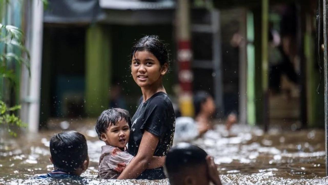 Banjir Jakarta: 90 RT dan 9 Ruas Jalan Masih Tergenang pada Sabtu Pagi