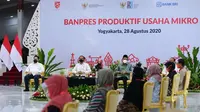 Presiden Jokowi menyerahkan Banpres Produktif Usaha Mikro (BPUM) bagi pelaku usaha di Yogyakarta.