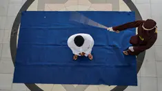 Seorang pria saat dihukum cambuk dengan tongkat rotan oleh anggota polisi Syariah di sebuah gedung umum di Banda Aceh (24/9/2020). Pria tersebut dihukum akibat melakukan pelecehan seksual dengan anak di bawah umur. (AFP/Chaideer Mahyuddin)