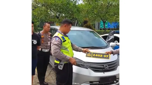Pengendara Honda Fred Nekat Pakai Plat Nomor Dinas dan Rotator Palsu