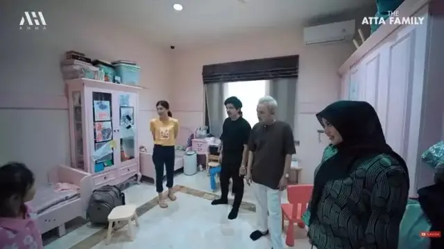 Potret kamar tidur Thalia dan Thania anak Sarwendah dan Ruben Onsu (Sumber: YouTube/ The Atta Family)