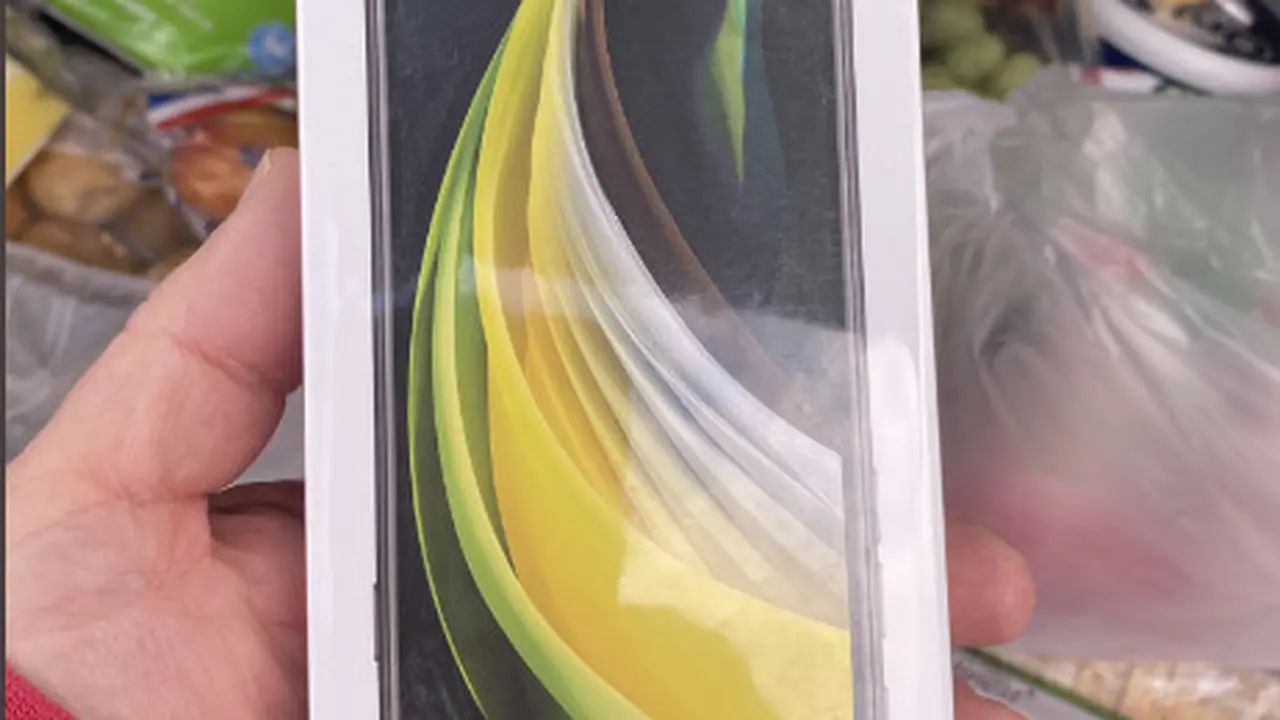 Beli Buah Apel di Supermarket Online, Pria Ini Malah Dapat iPhone SE