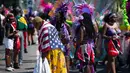 Sejumlah peserta berhenti di rute pawai saat ambil bagian dalam Parade West Indian Day di distrik Brooklyn, New York, Senin (3/9).  Parade untuk memperingati budaya dan sejarah Karibia tersebut digelar rutin setiap tahun. (AP Photo/Craig Ruttle)