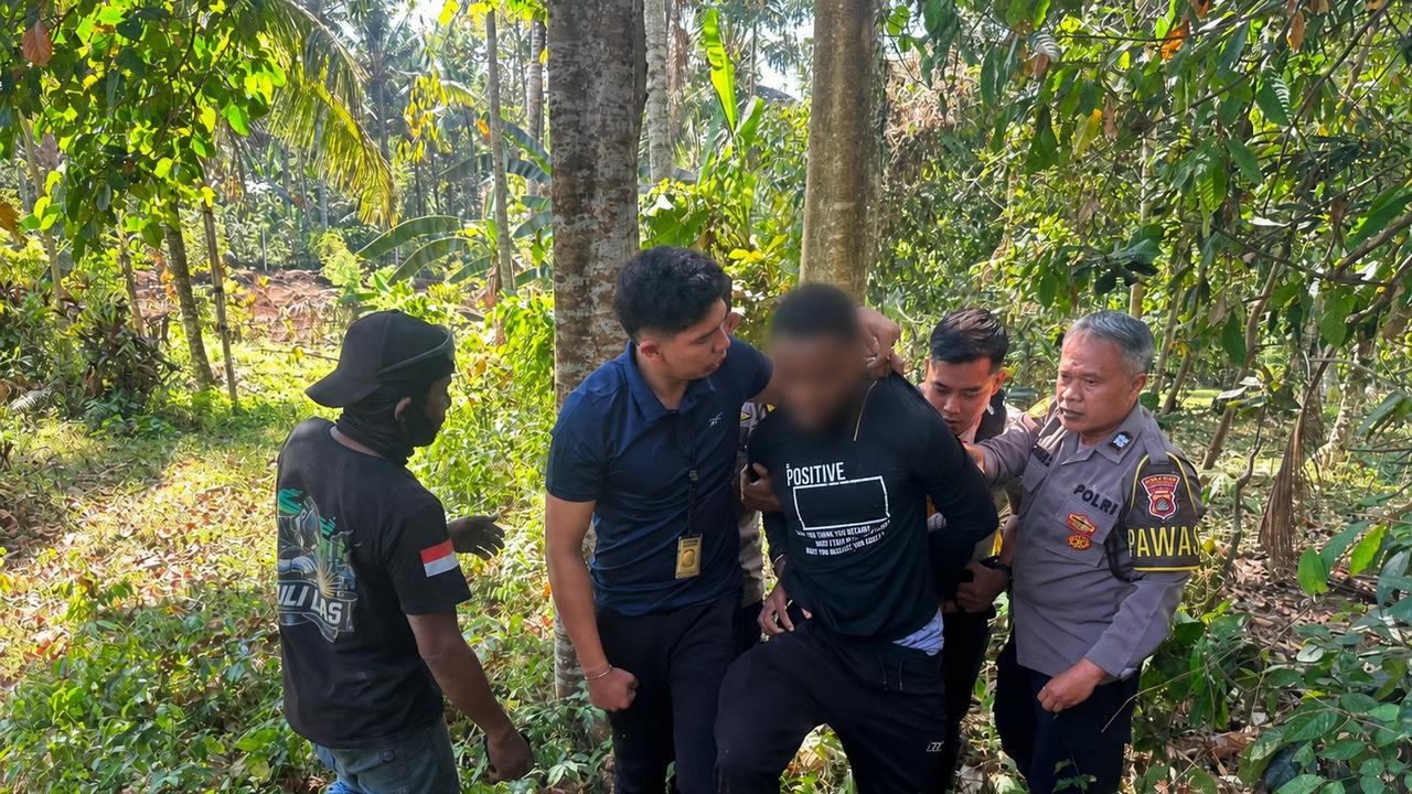 Petugas Imigrasi Tabanan saat mengamankan seorang pria WN Nigeria di Desa Bantas, Kecamatan Slemadeg Timur, Kabupaten Tabanan, Bali. (Dokumen Humas Imigrasi Tabanan).
