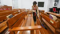 Anggota Praja Muda Karana (Pramuka) membersihkan ruangan ibadah saat kegiatan bakti sosial pramuka di Gereja Kristen Indonesia, Kebon Bawang, Jakarta Utara, Jumat (9/8/2024). (Liputan6.com/Angga Yuniar)