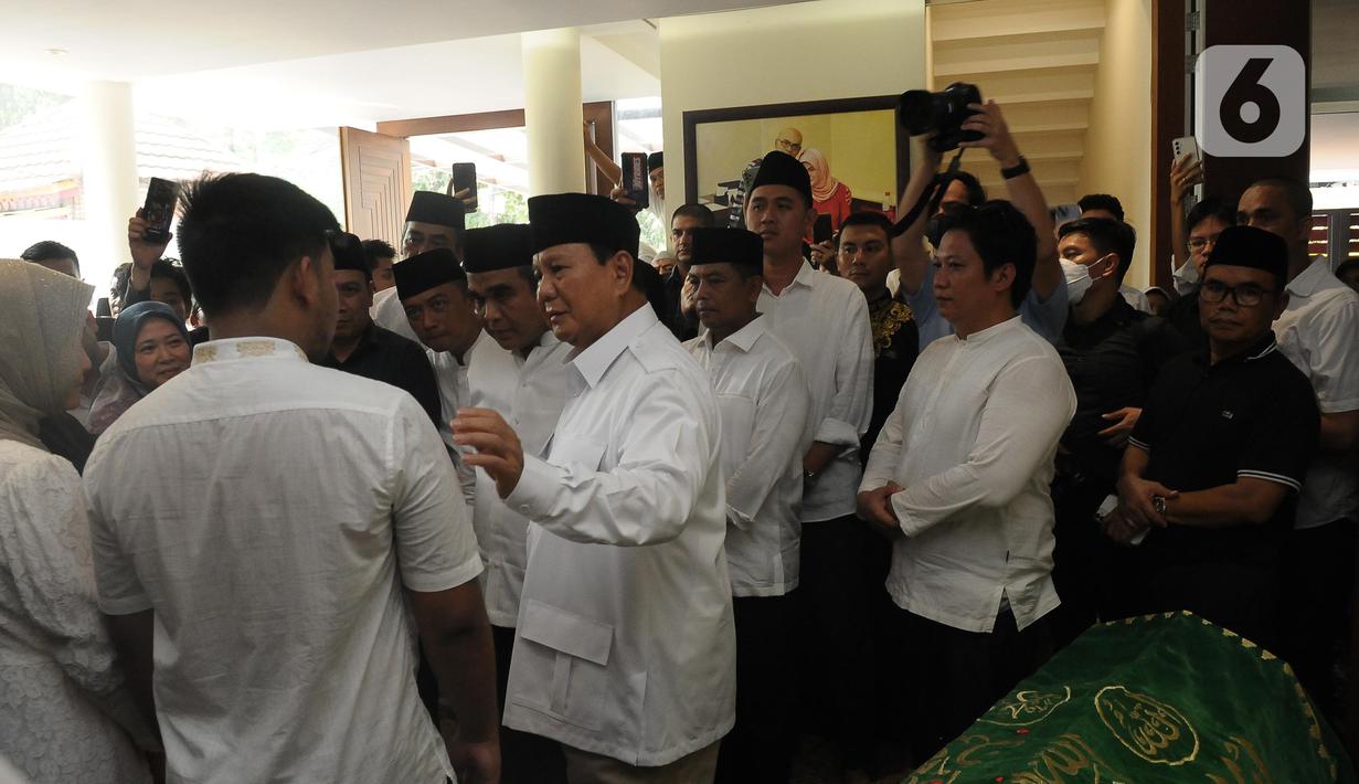Bakal Calon Presiden Partai Gerindra Prabowo Subianto usai berdoa di depan jenazah Desmond Junaidi Mahesa di Jakarta, Sabtu (24/6/2023). (merdeka.com/imam buhori)