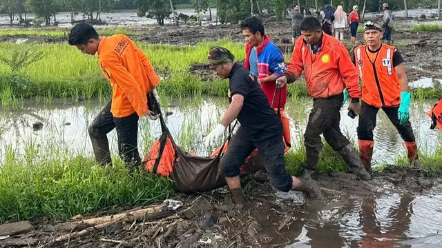 Petugas gabungan mengevakuasi jenazah korban banjir lahar dingin di Kaki Gunung Marapi, Kabupaten Agam, Minggu (12/5/2024). (Liputan6.com/ ist)