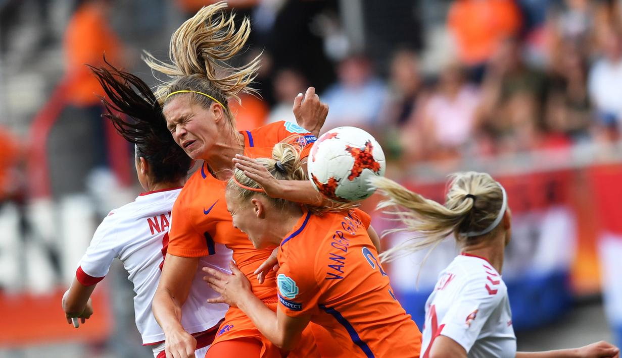 Pemain Denmark, Nadia Nadim (kiri) berebut bola dengan para pemain Belanda pada final Piala Eropa Wanita 2017 di Fc Twente Stadium, Enschede, (6/8/2017). Belanda menang 4-1. (AFP/ Daniel Mihailescu)