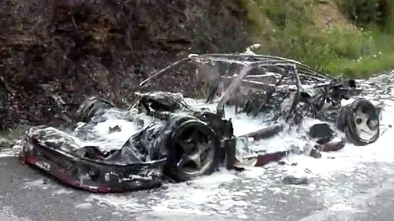 Ferrari F40 Terbakar