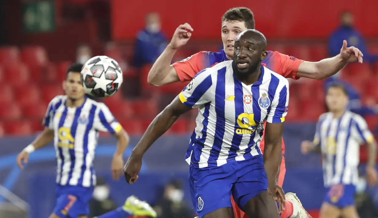 Penyerang FC Porto, Moussa Marega dan bek Chelsea, Andreas Chistensen berebut bola pada leg pertama perempat final Liga Champions, Kamis (8/4/2021). Chelsea menang 2-0 Porto di laga yang digelar di tempat netral tersebut. (AP Photo/Angel Fernandez)