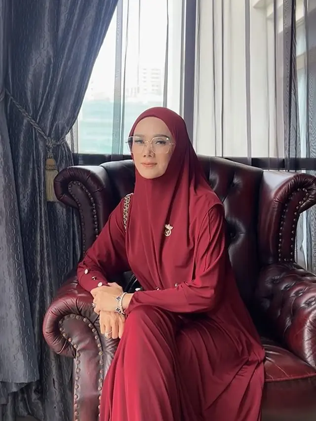 Model Hijab Mulan Jameela yang Cocok untuk Ibu-Ibu Usia 40-an