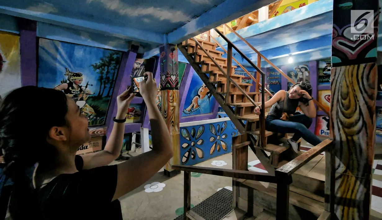 Wisatawan berfoto di tangga Gereja Ayam, Bukit Rhema, Magelang, Jawa Tengah, Jumat (19/10). Bukit Rhema merupakan tempat wisata religi yang masyarakat lebih mengenalnya sebagai Gereja Ayam. (Liputan6.com/Herman Zakharia)