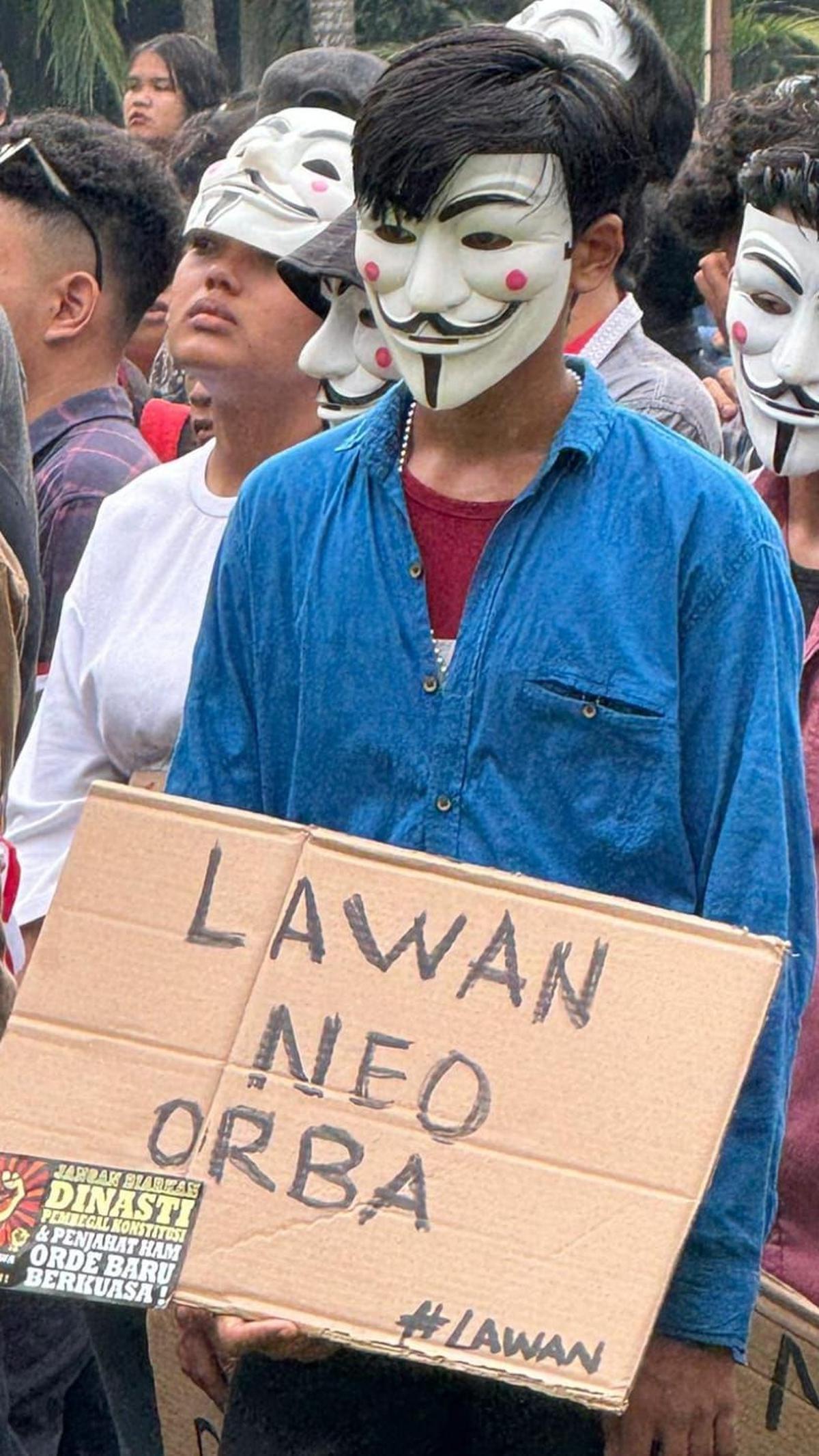 Seorang mahasiswa mengangkat poster bertulikan 'Lawan neo Orba' saat melakukan mimbar bebas di Lapangan Reformasi Unika St. Thomas, Medan, Sumatera Utara, Kamis (30/11/2023).