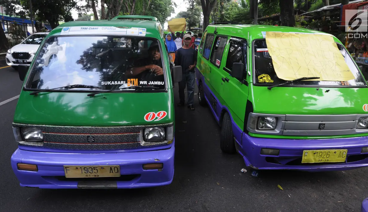 Angkutan Kota (Angkot) 09 jurusan Sukasari-Warung Jambu melakukan aksi mogok di kawasan Tugu Kujang, Bogor, Selasa (13/11). Aksi mereka mengakibatkan penumpang angkot terlantar dan membuat kemacetan. (Merdeka.com/Arie Basuki)