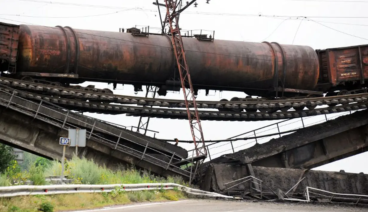 Runtuhnya jembatan kereta di dekat desa Novobakhmutivka, 30 km sebelah utara Donetsk, Ukraina, rusak parah, (8/7/2014), menyebabkan ruas jalan menuju Slavyansk, tertutup. (AFP PHOTO/Dominique Faget)