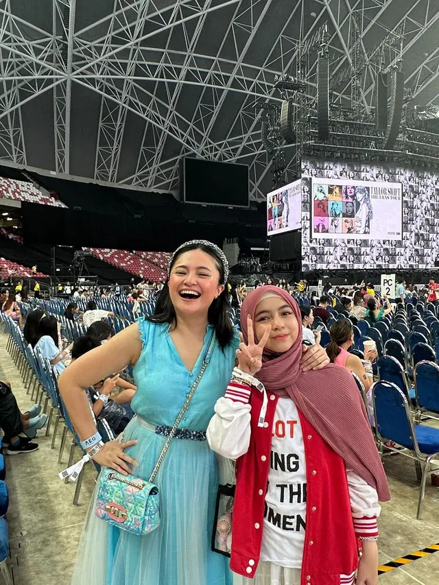 7 Potret Kebersamaan Marshanda dan Sienna Nonton Konser Taylor Swift di Singapura
