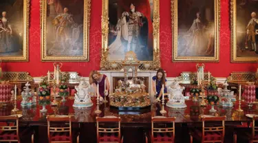 Pekerja menata meja makan yang digunakan semasa pemerintahan Ratu Victoria sebagai bagian dari pameran di Istana Buckingham, London, Rabu (17/7/2019). Pameran yang dibuka pada 20 Juli tersebut menandai peringatan 200 tahun kelahiran Ratu Victoria. (AP Photo/Frank Augstein)