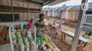 Pemilik rumah merapihkan letak dagangannya di teras rumah bersubsidi di Kabupaten Bogor, Jawa Barat, Senin (19/2/2024). (Liputan6.com/Angga Yuniar)