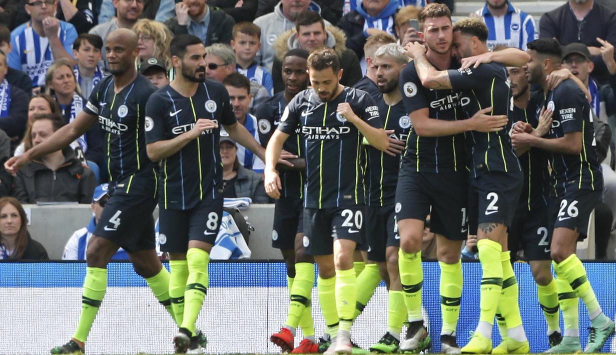 Para pemain Manchester City merayakan gol yang dicetak oleh Aymeric Laporte ke gawang Brighton and Hove Albion pada laga Premier League di Stadion AMEX, Minggu (12/5). Manchester City menang 4-1 atas Brighton and Hove Albion. (AP/Frank Augstein)