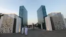 Pengunjung berjalan di luar Quranic Park, Dubai,Uni Emirat Arab, 6 April 2019. Selain memiliki 54 jenis tanaman, Quranic Park juga punya air mancur, taman padang pasir, oasis, danau, jalur lari, jalur bersepeda, dan jalur berjalan berpasir. (REUTERS/Satish Kumar)