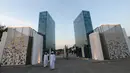 Pengunjung berjalan di luar Quranic Park, Dubai,Uni Emirat Arab, 6 April 2019. Selain memiliki 54 jenis tanaman, Quranic Park juga punya air mancur, taman padang pasir, oasis, danau, jalur lari, jalur bersepeda, dan jalur berjalan berpasir. (REUTERS/Satish Kumar)