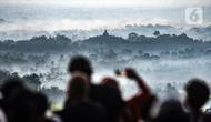 Pemandangan Candi Borobudur saat matahari terbit atau sunrise di Punthuk Setumbu, Karangrejo, Magelang, Jawa Tengah, Senin (16/5/2022). Punthuk Setumbu menjadi destinasi favorit di Jawa Tengah, terlebih saat libur Waisak yang terkenal dengan keindahan alam Candi Borobudur dan sekitarnya saat matahari terbit. (merdeka.com/Iqbal S. Nugroho)