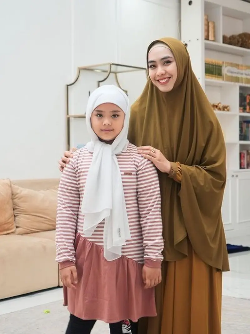 Potret Oki Setiana Dewi dan Anak (Sumber:Instagram/okisetianadewi)