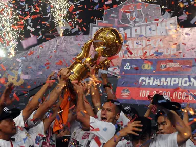 Pemain Arema Cronus mengangkat piala usai memenangkan laga final Piala Bhayangkara 2016 melawan Persib di Stadion GBK Jakarta, Minggu (3/4/2016). Arema Cronus unggul 2-0 atas Persib. (Liputan6.com/Helmi Fithriansyah)