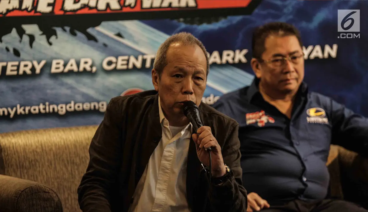 Sekjen IMI Jeffrey JP (kiri) memberi keterangan saat konferensi pers Kratingdaeng Supercrosser The Ultimate Dirtwar di Jakarta, Kamis (15/2). (Liputan6.com/Faizal Fanani)