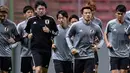 Para pemain Jepang melakukan pemanasan selama sesi latihan di stadion Independencia di Belo Horizonte, Brasil (23/6/2019). Jepang akan bertanding melawan Ekuador pada grup C Copa America 2019. (AFP Photo/Douglas Magno)