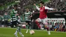 Pemain Arsenal, Takehiro Tomiyasu (kanan) berusaha melewati pemain Sporting CP, Ricardo Esgaio pada laga leg pertama Liga Europa 2022/2023 di Jose Alvalade Stadium, Lisbon, Jumat (10/03/2023) dini hari WIB. Laga berakhir dengan skor imbang 2-2. (AP Photo/Armando Franca)