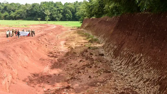 Wakil Gubernur Jawa Barat Uu Ruzhanul Ulum menutup lokasi galian tanah merah tak berizin di Desa Kertarahayu, Kecamatan Setu, Kabupaten Bekasi. (Foto: Liputan6.com/Humas Pemprov Jabar)