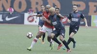 Striker Persija, Reinaldo, berebut bola dengan kapten PSM, Hamkah Hamzah pada laga Liga 1 di Stadion Patriot, Bekasi, Selasa  (15/8/2017). Persija bermain imbang 2-2 dengan PSM. (Bola.com/M Iqbal Ichsan)