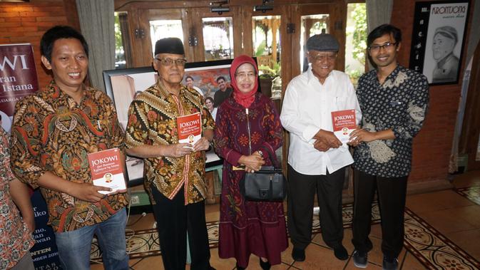 Ibunda bersama paman Jokowi saat berfoto bersama dengan penulis buku di Omah Sinten Solo, Rabu (19/12).(Liputan6.com/Fajar Abrori)