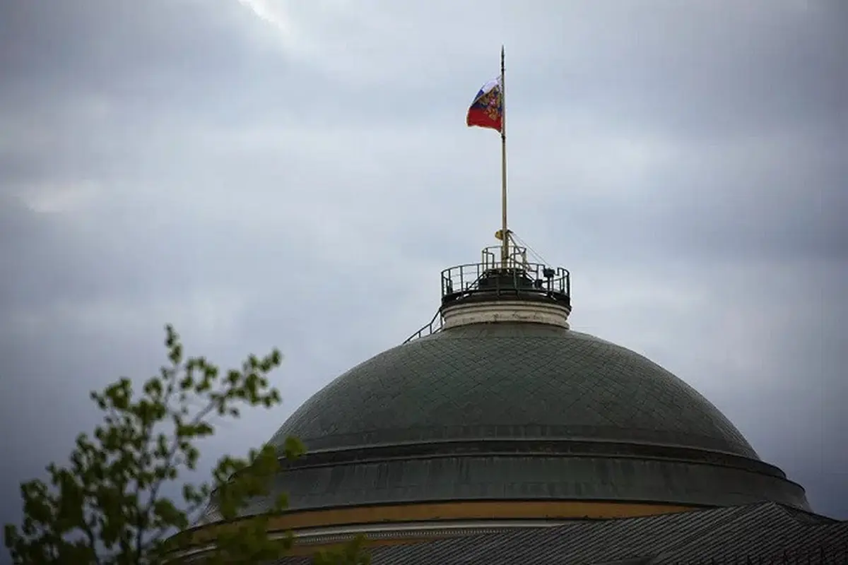 Pemandangan kubah Istana Senat di Kremlin, Moskow, Rusia, Rabu (3/5/2023), yang menjadi lokasi tempat drone meledak. Pihak berwenang Rusia menuduh Ukraina berusaha menyerang Kremlin dengan drone. (Dok. AP)