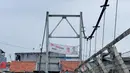 Jembatan gantung yang menghubungkan Duri Pulo dan Grogol di Petamburan, Jakarta Barat tergolong vital. Warga tetap melintas walau membahayakan mereka (Liputan6.com/Andrian M Tunay).