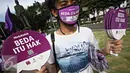 Massa Aliansi Jurnalis Independen melakukan aksi damai dengan membagikan masker dan kipas kepada pengendara di Jakarta, Selasa (3/5). AJI juga menyatakan bahwa musuh kebebasan pers 2016 adalah kepolisian. (Liputan6.com/Immanuel Antonius)