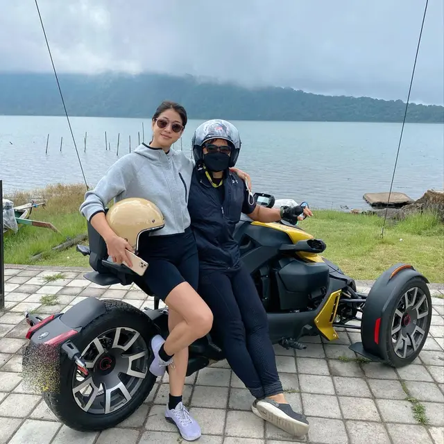6 Potret Terbaru Kerenina Sunny yang Tampil Keren Saat Naik Moge
