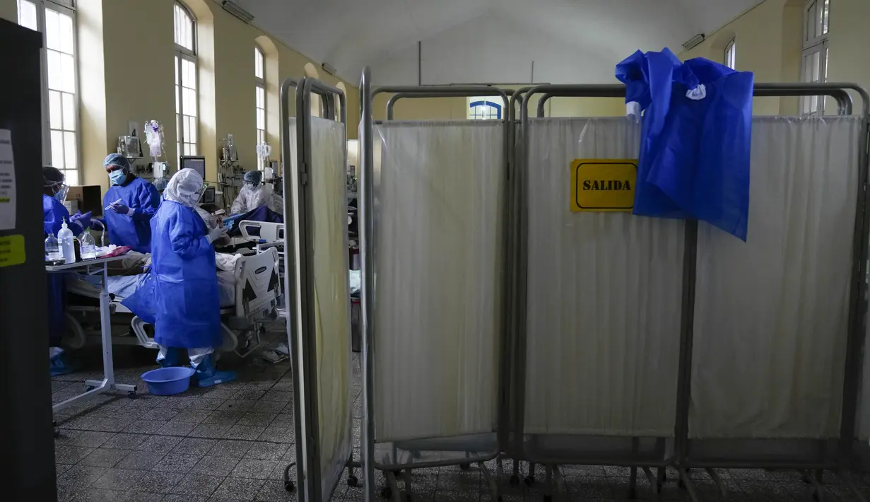 Sebuah gaun medis tergantung di atas tanda keluar di ruang ICU untuk pasien COVID-19 di Rumah Sakit Umum di La Paz, Rabu (23/6/2021). Menurut otoritas kesehatan, Bolivia mengalami gelombang ketiga pandemi COVID-19 dengan total kasus positif corona mencapai 424 ribu orang. (AP Photo/Juan Karita)