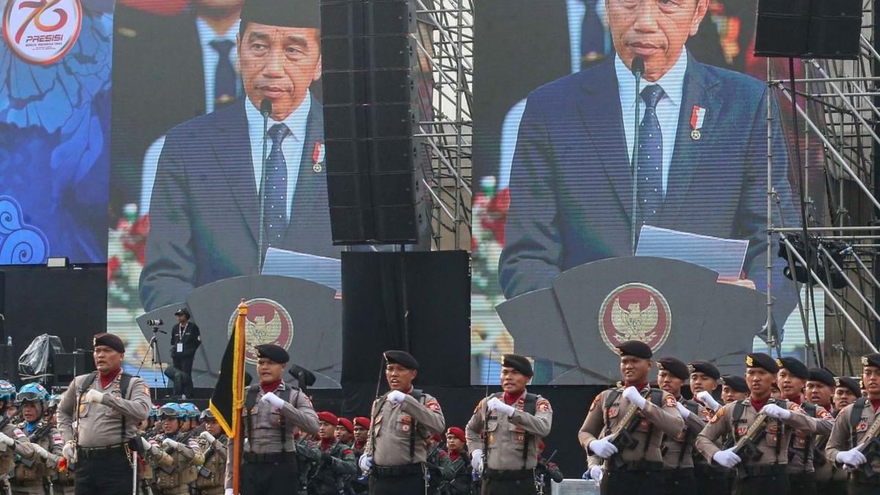 "Selamat sore, selamat sore, pertama tama saya ingin menyampaikan ucapan selamat hari Bhayangkara yang ke 78 kepada seluruh keluarga besar Polri dimanapun saudara saudara bertugas serta terima kasih atas kerja keras atas pengabdian seluruh anggota Polri d